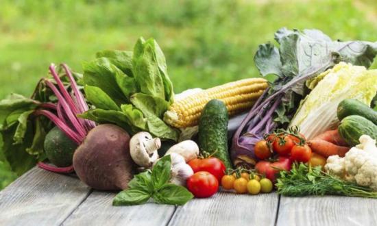 vegetables_on_wooden_table-768x461