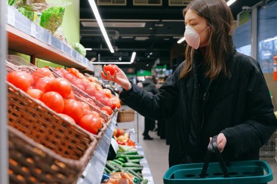 woman-in-face-mask-shopping-in-supermarket-3987213 woman-in-face-mask-shopping-in-supermarket-3987213